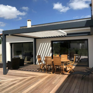 Pergola aluminium bioclimatique installée sur terrasse en bois