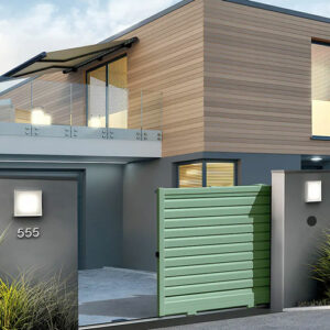 Portail aluminium moderne gris et vert devant maison contemporaine