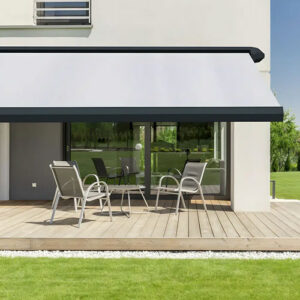 Store banne extérieur gris protégeant une terrasse ensoleillée
