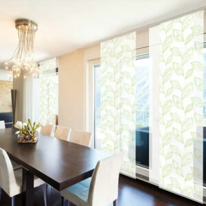 Stores intérieurs décoratifs blancs installés dans une salle à manger