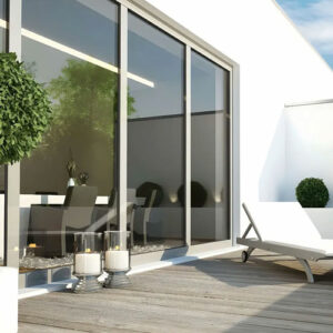 Baie vitrée moderne donnant sur une terrasse avec mobilier extérieur
