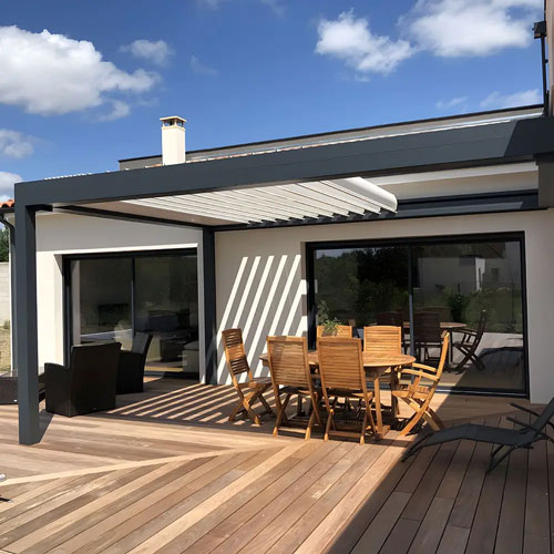 Pergola aluminium bioclimatique installée sur terrasse en bois