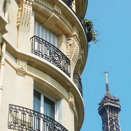 Persiennes métalliques traditionnelles installées sur un immeuble parisien