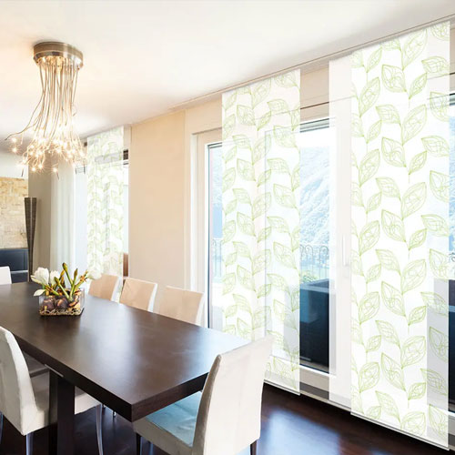 Stores intérieurs décoratifs blancs installés dans une salle à manger