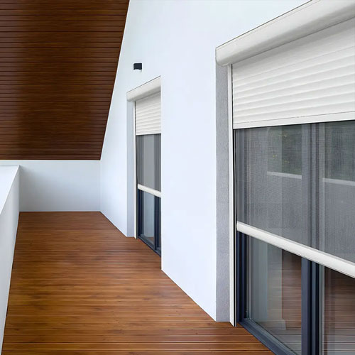 Volets roulants aluminium intégrés à une baie vitrée moderne