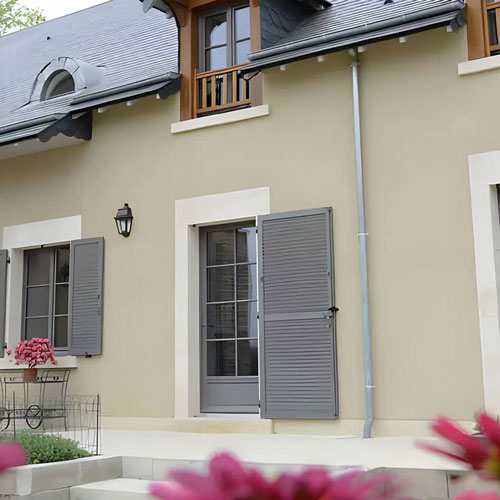 Volets battants gris installés sur une maison traditionnelle